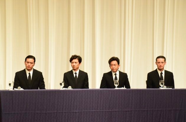 記者会見するTOKIOのメンバー。左から長瀬智也さん（39）、国分太一さん（43）、城島茂さん（47）、松岡昌宏さん（41）