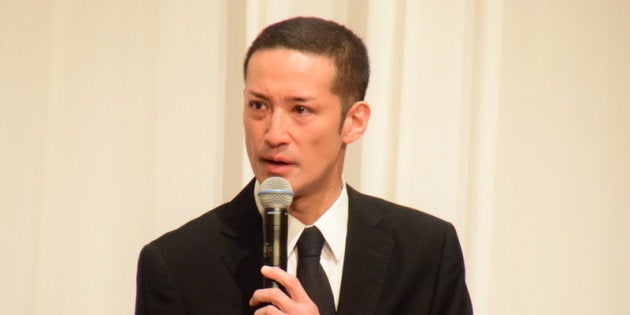 記者会見で話す松岡昌宏さん＝2018年5月2日