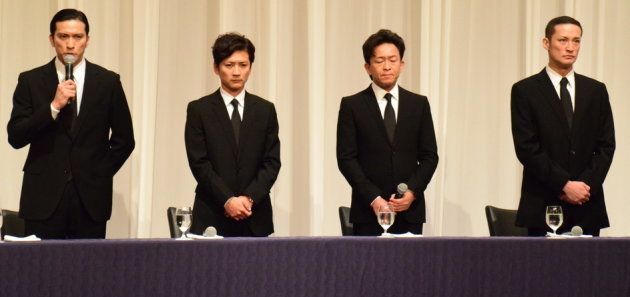 記者会見したTOKIOの4人。左から長瀬智也さん（39）、国分太一さん（43）、城島茂さん（47）、松岡昌宏さん（41）