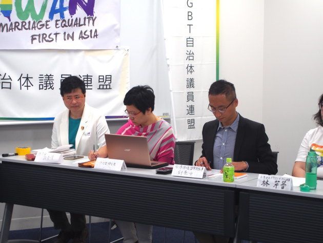 台湾伴侶権益推動聯盟のメンバー。右から許秀雯さん、簡至潔さん、邱亮士さん。