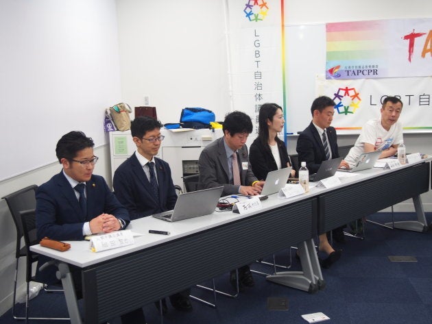 日本のLGBT自治体議連のメンバーらと、明治大学法学部の鈴木賢教授（写真右）