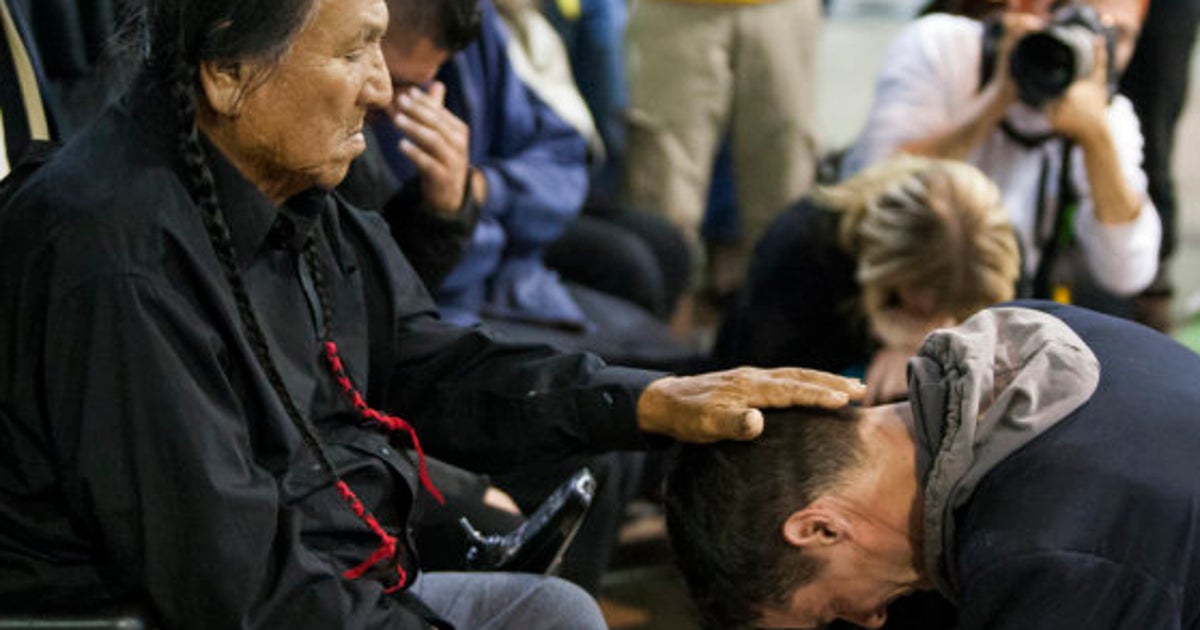 アメリカ先住民、ダコタ・アクセス・パイプライン抗議デモで擁護した退役軍人たちに赦しの儀式（画像） ハフポスト NEWS