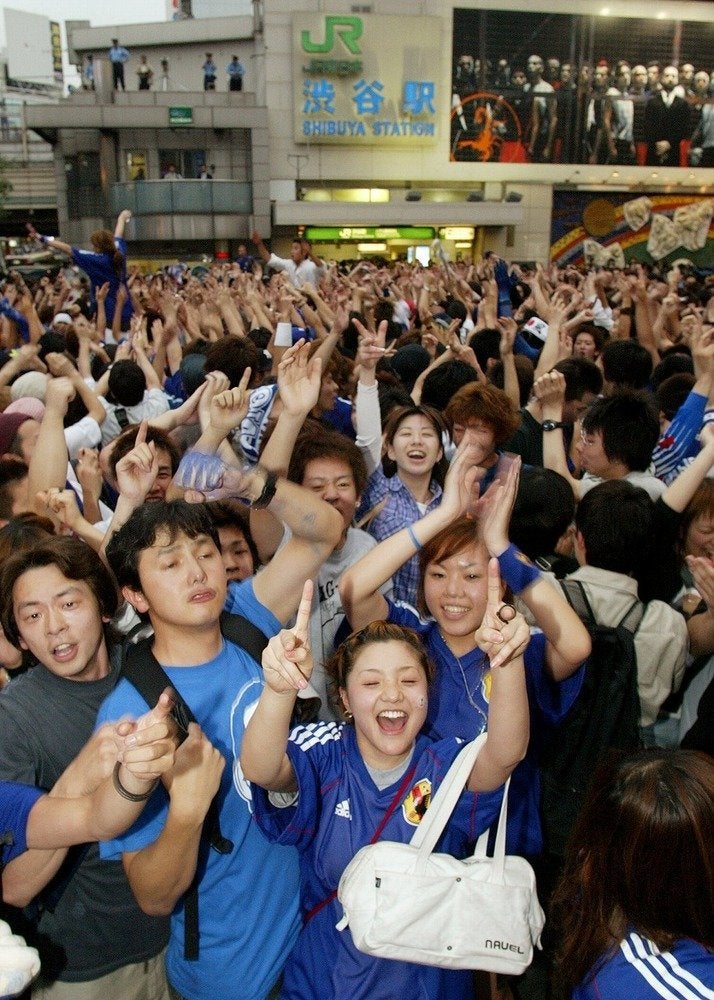 2002年6月14日、サッカー・ワールドカップで日本代表の決勝トーナメント進出に歓喜するサポーターら。(C)時事通信社