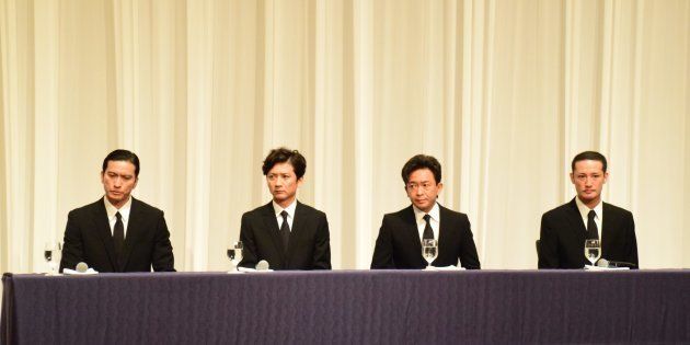 記者会見に臨むTOKIOのメンバー4人（5月2日）