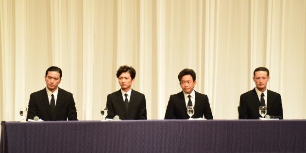 記者会見に臨むTOKIOのメンバー4人(5月2日)