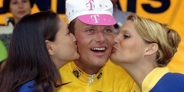 「ツール・ド・フランス」で表彰台に立ち、ポディウム・ガールにキスをされる選手