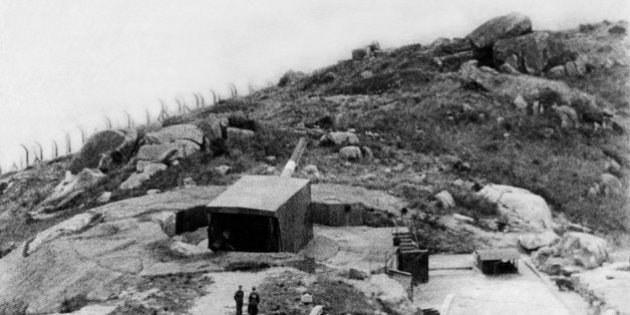 (GERMANY OUT) HongKong : World War II British anti-aircraft gun against Japan - 1941 - Vintage property of ullstein bild (Photo by ullstein bild/ullstein bild via Getty Images)