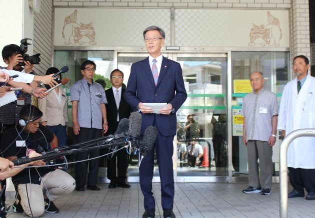 病院を退院し、報道陣に対応する沖縄県の翁長雄志知事（中央）＝5月15日、沖縄県浦添市