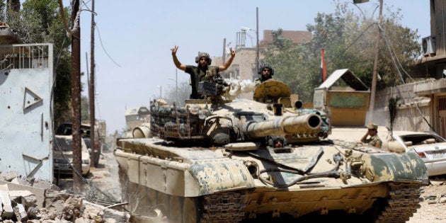 An Iraqi military tank advances towards the Islamic State militants positions in the Old City in western Mosul, Iraq June 18, 2017. REUTERS/Erik De Castro