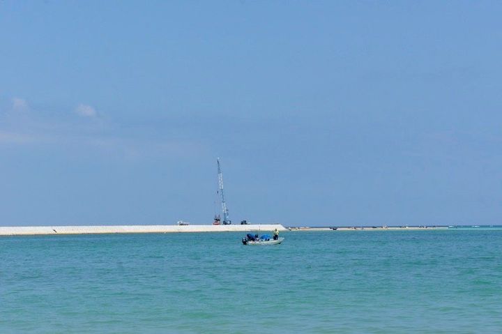 米軍新基地埋め立て工事のための護岸建設が続く大浦湾＝5月14日、名護市辺野古