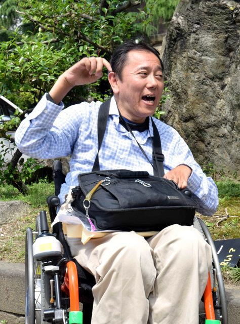 抗議集会に参加する愛知障害フォーラム事務局長の辻直哉さん。２２歳の時にバイク事故で頸髄（けいずい）を損傷し、車いすで生活する＝２１日、名古屋市役所