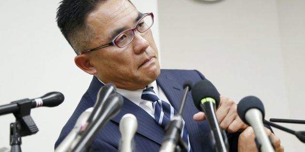 日本大学の選手の悪質な反則行為でけがをした関西学院大学の選手の父親、奥野康俊さんが記者会見し、警察に被害届を提出したことを明らかにした＝２１日、大阪市 