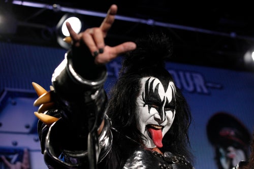KISSのジーン・シモンズが何とあのポーズを商標出願、これから真似でき