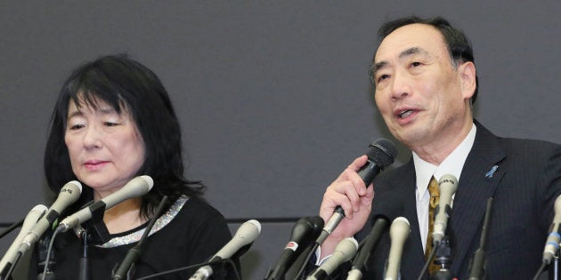 保釈され、記者会見する森友学園前理事長の籠池泰典被告（右）と妻の諄子被告＝２５日、大阪市北区 撮影日：2018年05月25日