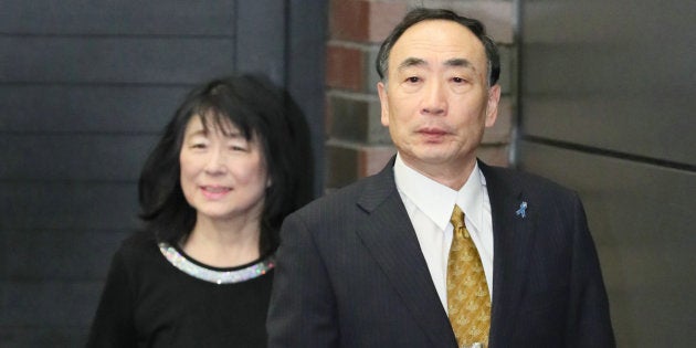 保釈され、記者会見に臨む森友学園前理事長の籠池泰典被告（右）と妻の諄子被告＝5月25日、大阪市北区