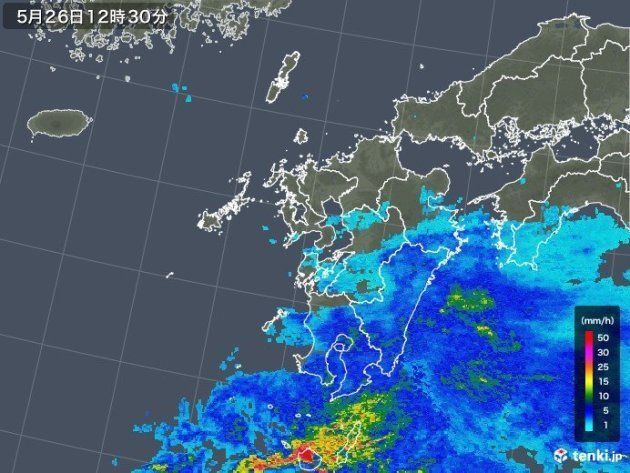 梅雨入りしたとみられる九州南部で梅雨前線が活発になり、海上で雨雲が発達しています。鹿児島県の屋久島で1時間に38.5ミリ、屋久町尾之間で36ミリの激しい雨を観測しました。