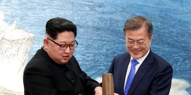 韓国の文在寅大統領府と北朝鮮の金正恩・朝鮮労働党委員長（左）