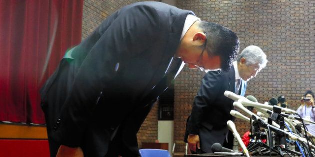 会見の最後、頭を下げる日大アメフト部の井上奨コーチ（左）。隣は内田正人・前監督＝2018年5月23日