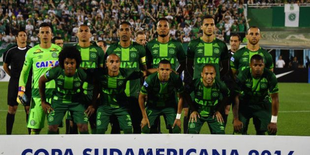 Brazil's Chapecoense players pose for pictures during their 2016 Copa Sudamericana semifinal second leg football match against Argentina's San Lorenzo held at Arena Conda stadium, in Chapeco, Brazil, on November 23, 2016. / AFP / NELSON ALMEIDA (Photo credit should read NELSON ALMEIDA/AFP/Getty Images)