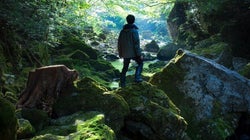 「映画のポスターみたいな写真が撮れた」渓谷にたたずむ男性の写真は、こうして撮影された