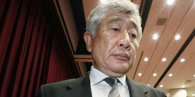 アメリカンフットボールの悪質タックル問題の記者会見を終え、退席する日本大学の内田正人前監督=5月23日、東京都千代田区の日本大学会館