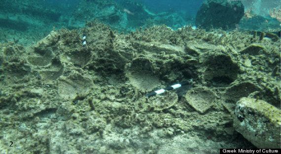 デロス島沿岸の浅瀬で16点の土器が発見された