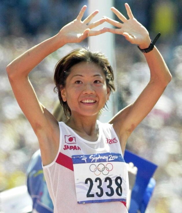 女子マラソン。優勝し観客に笑顔で手を振る高橋尚子(オーストラリア・シドニー）