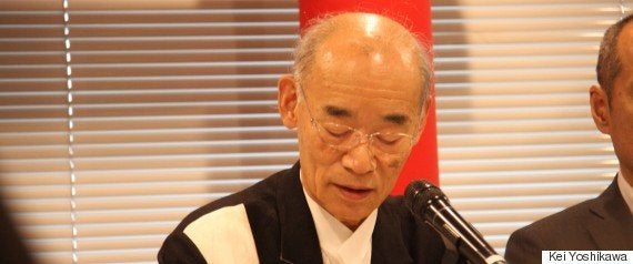 記者会見で挨拶する富野由悠季氏