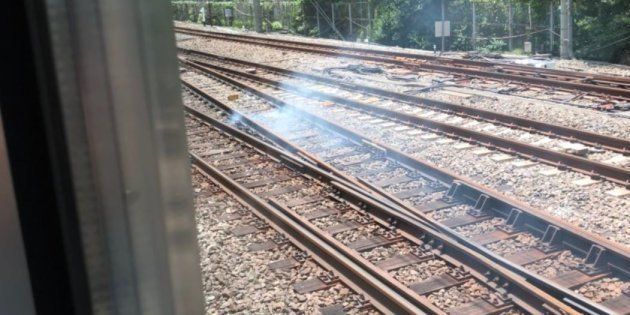 JR埼京線の線路上で発煙。横を通る山手線が停止した。