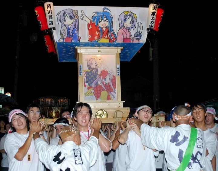 人気アニメ「らき☆すた」のキャラクターを描いたみこしが地元の祭りにお目見え。多くのファンが町を訪れるようになった。地元もこの人気を地域おこしに活用した。