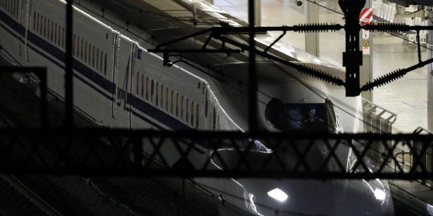 走行中の車内で３人が切り付けられ、小田原駅で停車中の新幹線「のぞみ２６５号」＝１０日午前０時５分、神奈川県小田原市