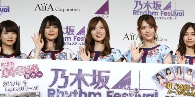 音楽ゲームアプリ「乃木坂46リズムフェスティバル」のリリース発表会に参加した、乃木坂46の白石麻衣さんら＝2017年11月14日、東京都内 