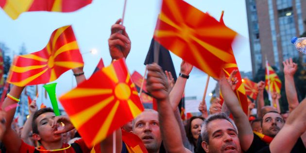 マケドニアの首都スコピエで国名変更の「妥協案」に抗議する野党支持者＝2018年6月2日、REUTERS/Ognen Teofilovski