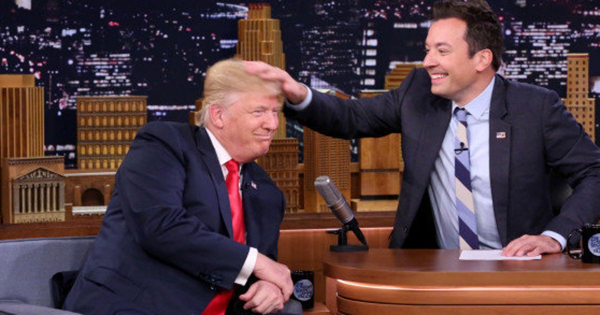 ドナルド トランプ氏の髪の毛をグシャグシャにしたtv司会者に怒りの声 なぜ ハフポスト ドナルド トランプ氏の髪の毛をグシャグシャにしたtv司会者に怒りの声 なぜ ハフポスト