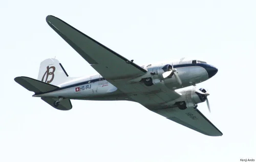 ダグラスDC-3、幕張を舞う。レッドブルエアレース決勝で零戦に