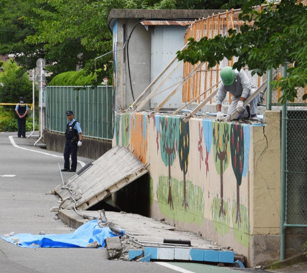 地震で倒壊し、下敷きとなった女児が死亡した市立寿栄小学校のプール外壁＝１８日午前、大阪府高槻市 撮影日：2018年06月18日