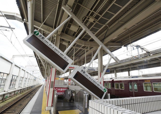 地震の影響で傾いた駅の電光掲示板＝１８日午前、大阪府茨木市の阪急茨木市駅 撮影日：2018年06月18日