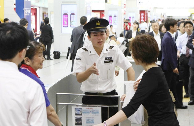 ＪＲ新大阪駅の新幹線改札で、利用客への対応に追われる駅員＝１８日午前、大阪市淀川区 撮影日：2018年06月18日