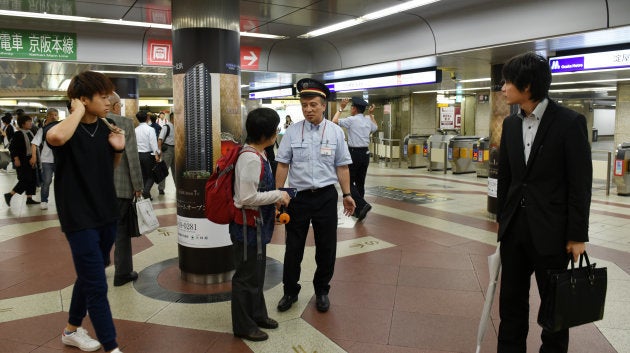 淀屋橋駅で乗客に応対する駅員（中央）＝１８日午前、大阪市 撮影日：2018年06月18日