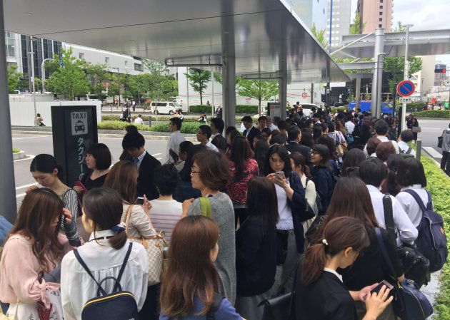 地震の影響で電車が運転見合わせとなり、ＪＲ大阪駅前のタクシー乗り場に並ぶ人々＝１８日午前、大阪市北区 撮影日：2018年06月18日