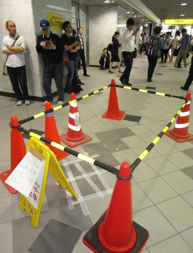 床のタイルに割れが見つかった梅田駅御堂筋南口＝１８日午前８時半ごろ、大阪市 撮影日：2018年06月18日