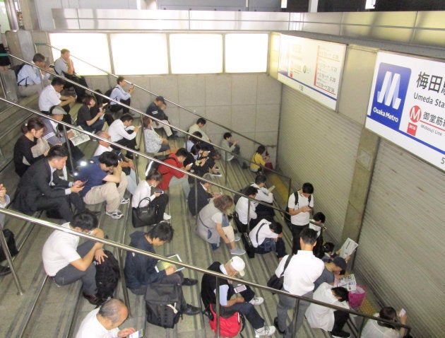 地下鉄の運行再開を待って御堂筋線梅田駅前に並ぶ人たち＝１８日午前９時４５分、大阪市北区 撮影日：2018年06月18日