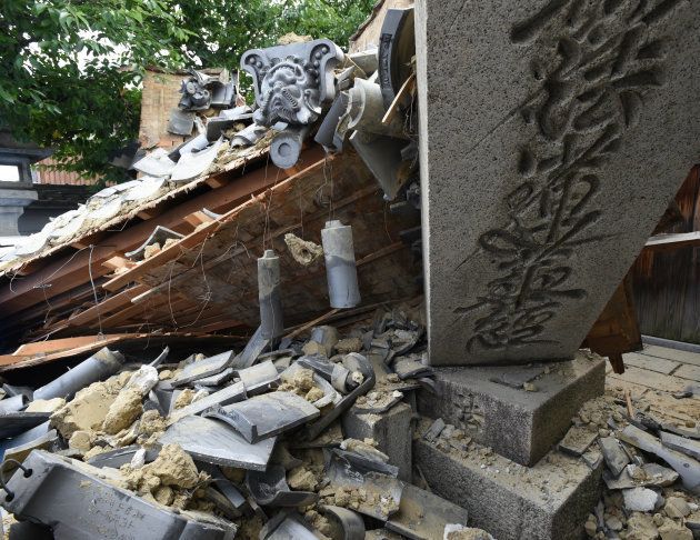 地震で倒壊した寺の門＝１８日午後、大阪府茨木市 撮影日：2018年06月18日
