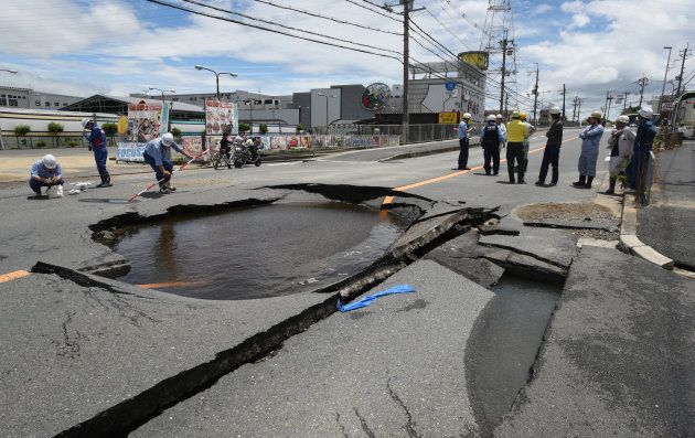 地震で陥没した道路＝１８日午後、大阪府高槻市 撮影日：2018年06月18日