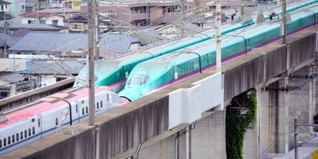 停電でとまった下りのはやぶさ・こまち２１号（手前）と、横付けされた上り列車＝１７日午後４時５０分ごろ、仙台市宮城野区、石橋英昭撮影