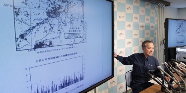 大阪府北部を震源とする地震について記者会見する気象庁地震火山部の松森敏幸地震津波監視課長＝１８日午前、東京・大手町