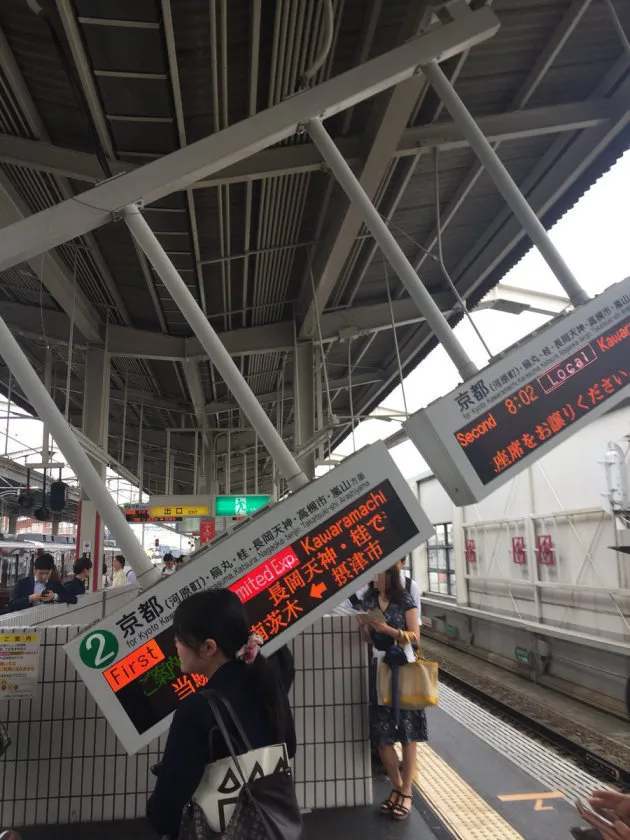 大阪地震 阪急電鉄 茨木市駅のホームで電光掲示板が破壊 写真 ハフポスト