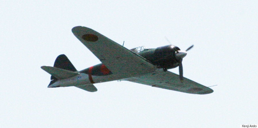 零戦が東京湾を優雅に飛行 レッドブルエアレース決勝前の観客から拍手 画像集 ハフポスト News