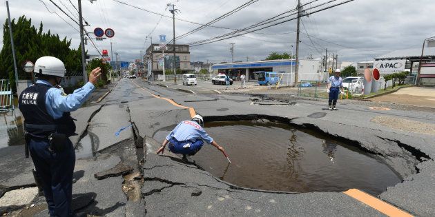 地震で陥没した道路＝6月18日午後、大阪府高槻市