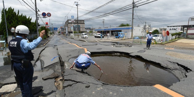 地震で陥没した道路＝6月18日午後、大阪府高槻市